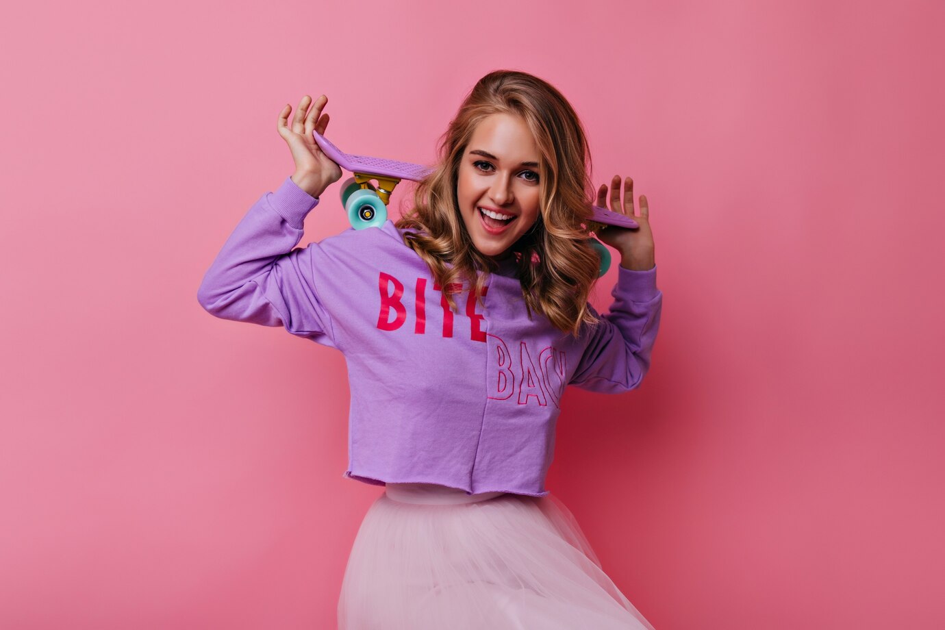 wonderful-caucasian-girl-posing-with-cheerful-smile-pastel-fashionable-blonde-lady-with-skateboard-expressing-happiness_197531-10856